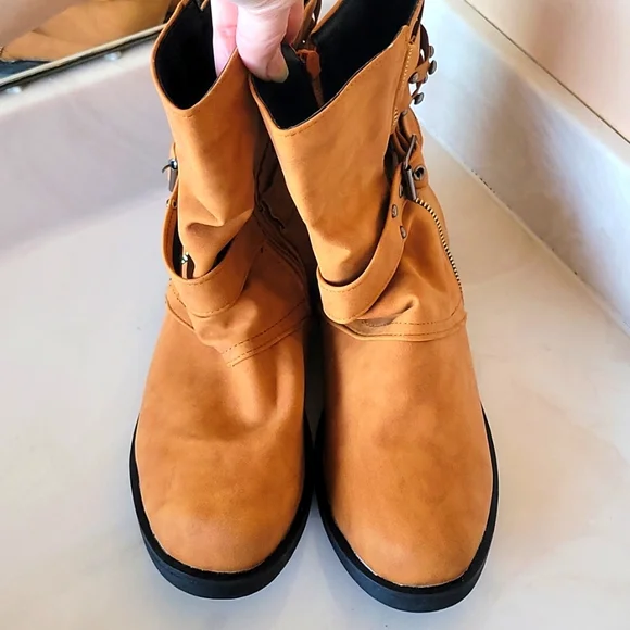 NWOT Brown Suede Boots - Picture 7 of 7